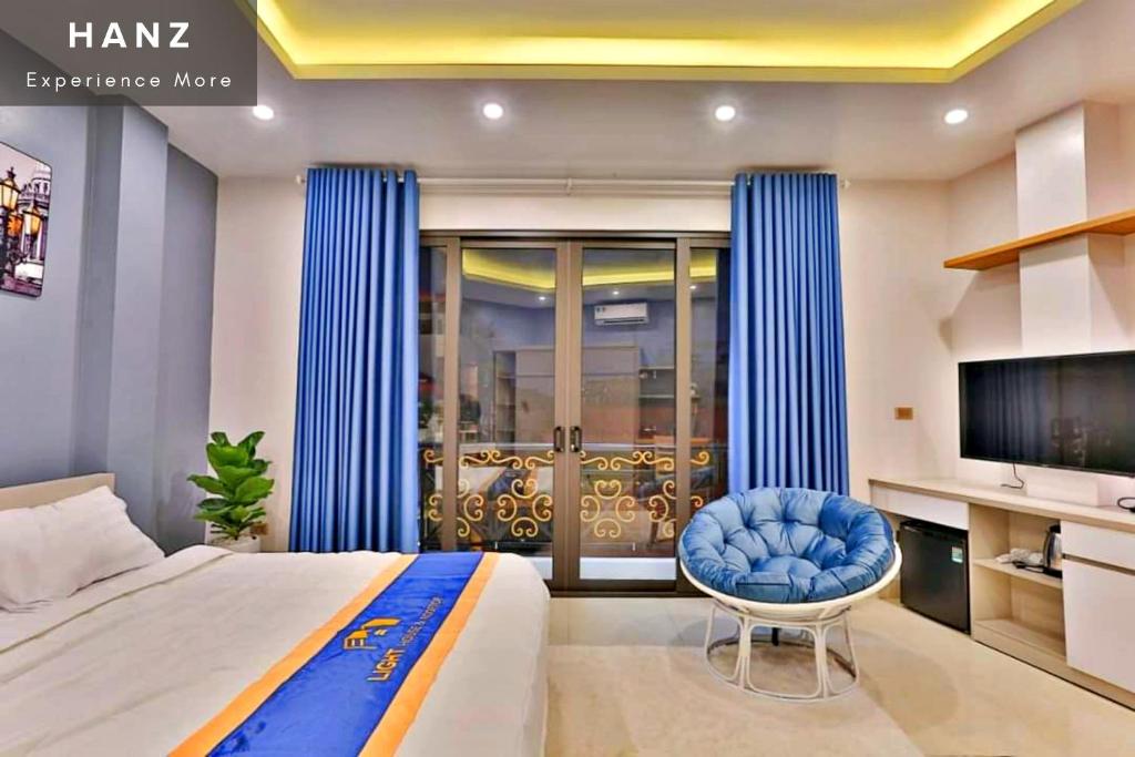 HANZ Light House Hotel & Apartment في هانوي: غرفة نوم بسرير وكرسي وتلفزيون