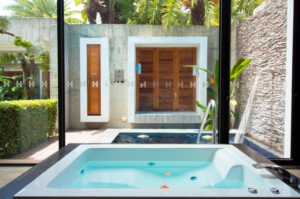 台南市にあるH Villa Innのプール付きの家の前にあるバスタブ