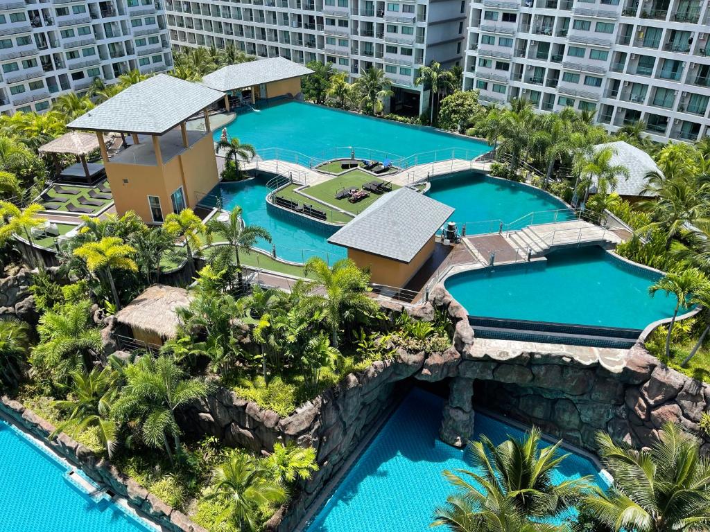 une vue aérienne d'un complexe avec deux piscines dans l'établissement Laguna Beach Resort 3 Condominium, à Jomtien Beach