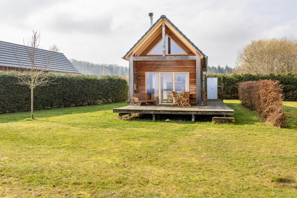 Cette petite cabine dispose d'une terrasse couverte dans la cour. dans l'établissement Hainichhöfe Chalet 3, à Mülverstedt