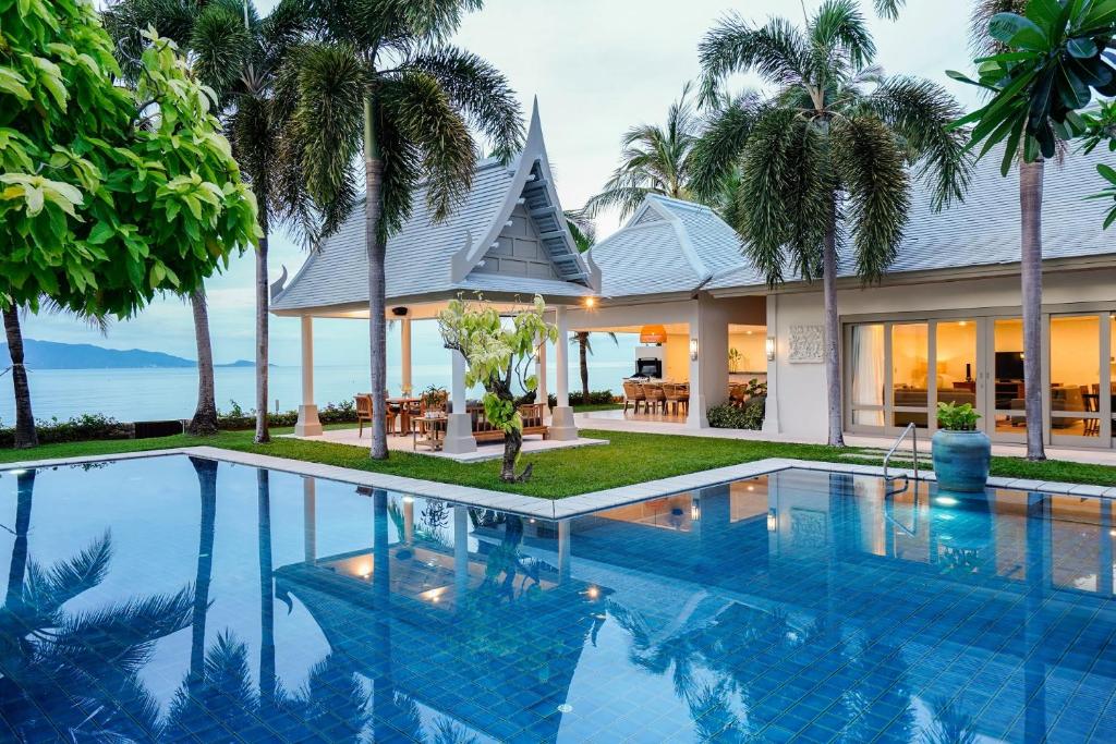 Bazén v ubytování Miskawaan Luxury Beachfront Villas nebo v jeho okolí