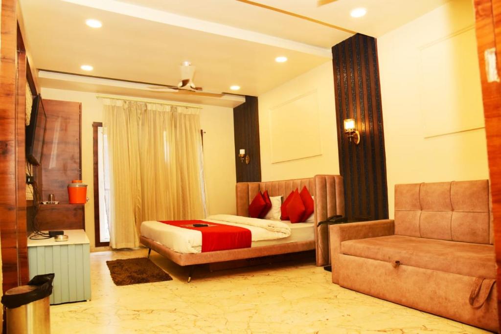 sypialnia z łóżkiem, krzesłem i kanapą w obiekcie Hotel satpura inn` w mieście Pachmarhi