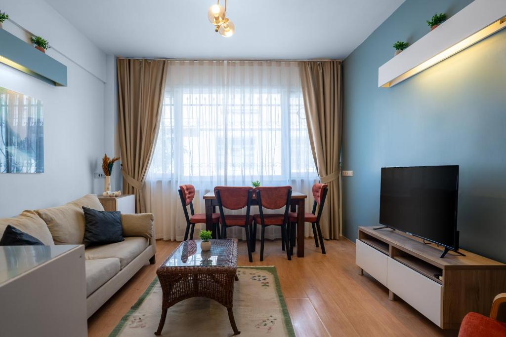- un salon avec un canapé et une table dans l'établissement Cozy & Central 2BR Designed Apt. In Beyoglu, à Istanbul