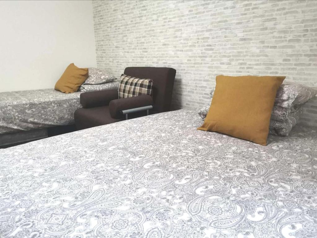 Un pat sau paturi într-o cameră la XL Shinjuku House