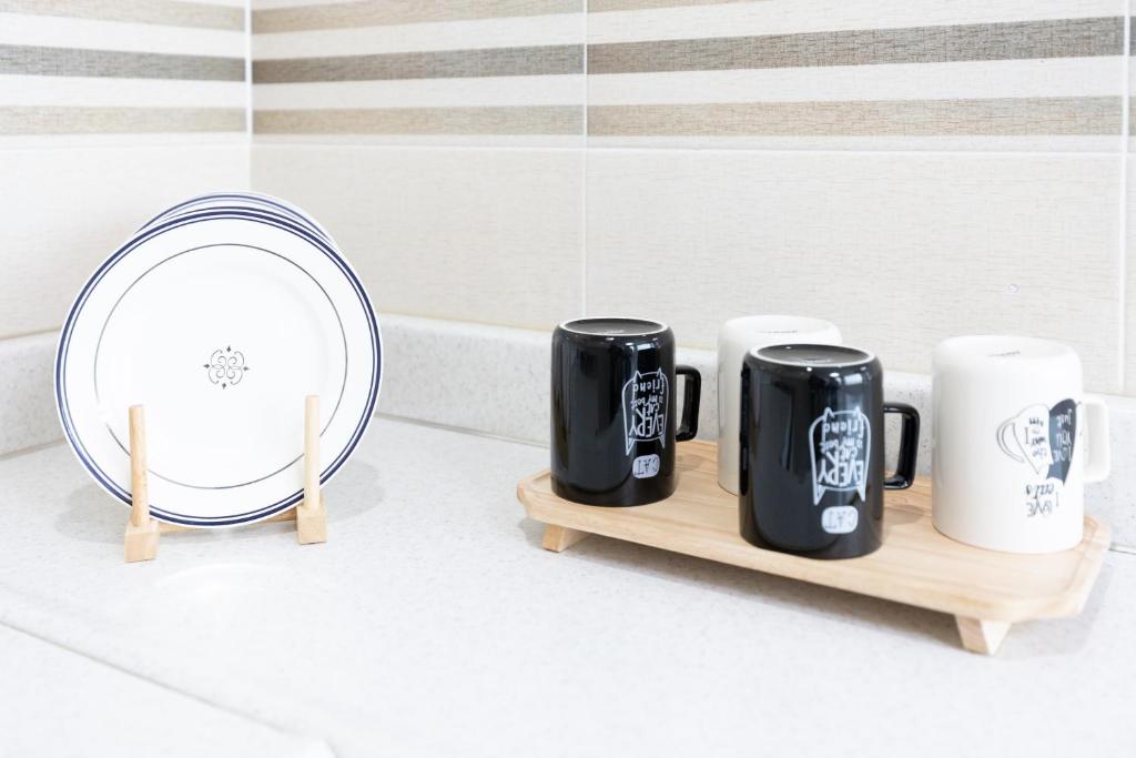 Příslušenství pro přípravu čaje a kávy v ubytování Dashim Guest House