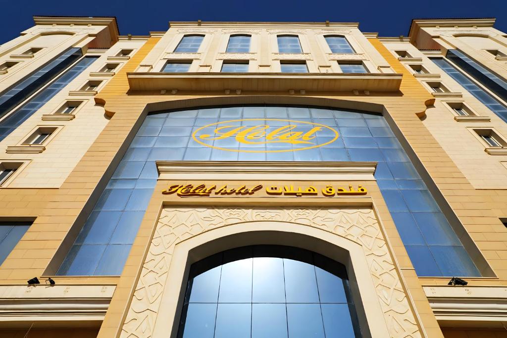 un edificio con el nombre del hotel en Helat Hotel en Al Khobar