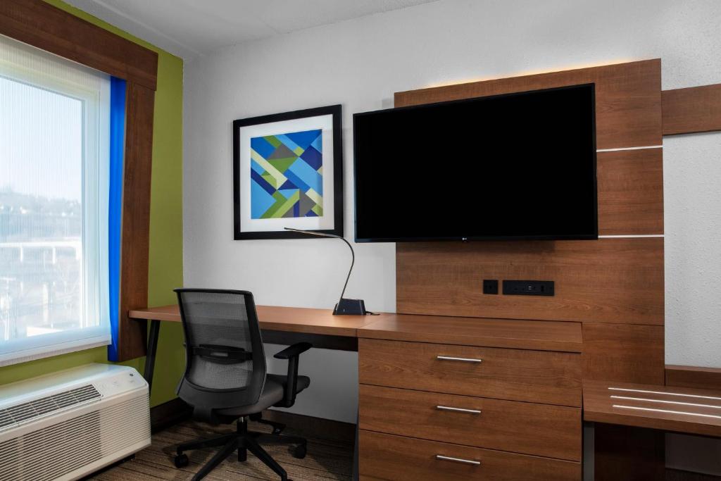 Holiday Inn Express Charleston-Civic Center by IHG photo