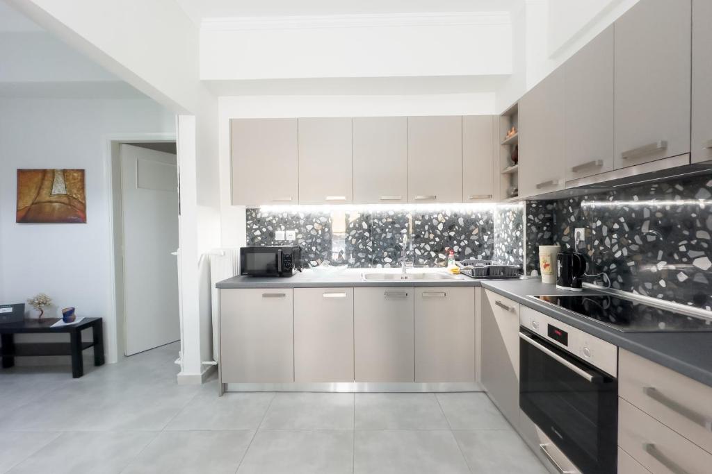 Kuchyň nebo kuchyňský kout v ubytování New Spacious & Stylist Apt