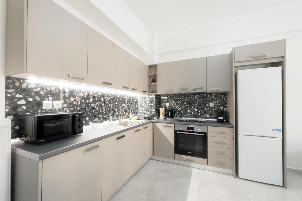 Kuchyň nebo kuchyňský kout v ubytování New Spacious & Stylist Apt