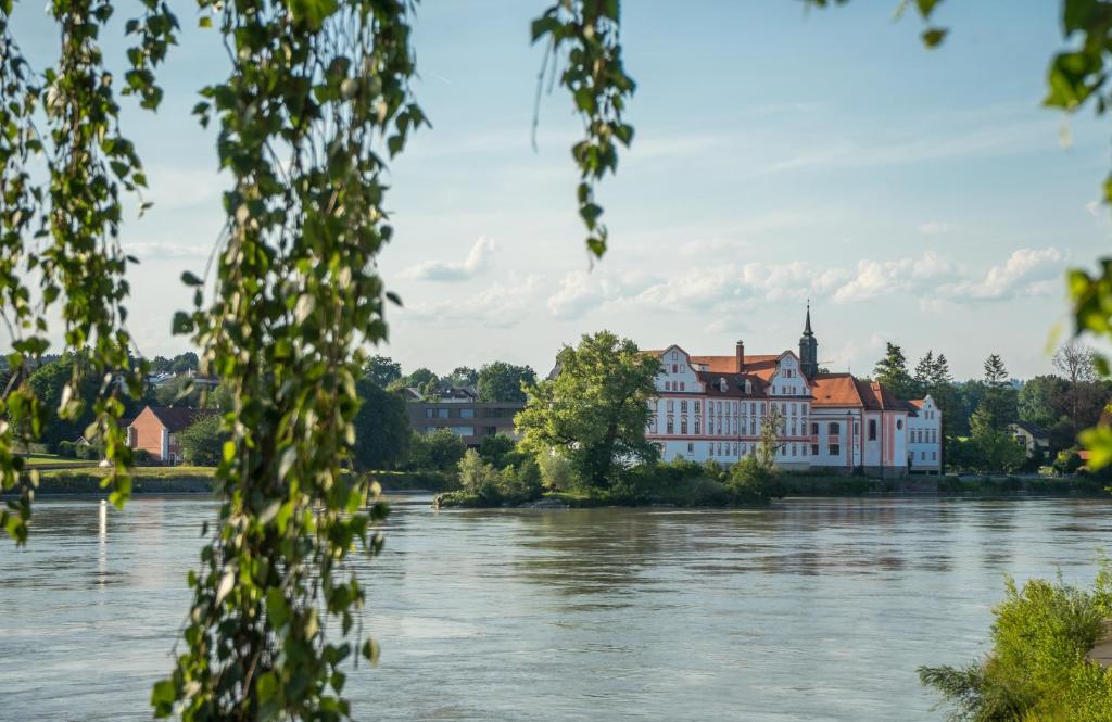 Výhled na řeku, která protéká v blízkosti hotelu