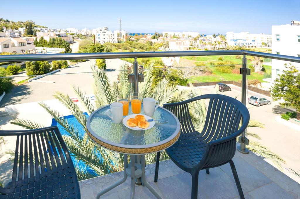Photo de la galerie de l'établissement LULA - Coralli Beachfront Apartment, à Paralímni