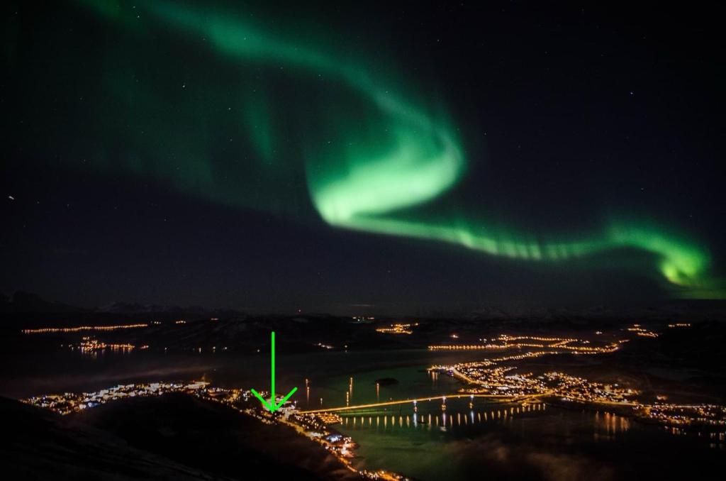 un'immagine dell'aurora boreale nel cielo di Senja, 2 BR apartment, surrounded by the northern lights and the midnight sun a Finnsnes