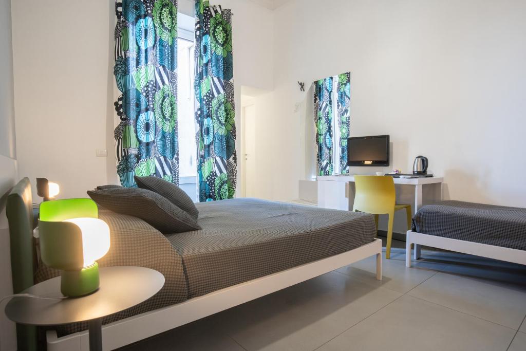 1 dormitorio con 1 cama y una ventana con cortinas en BMode en Catania