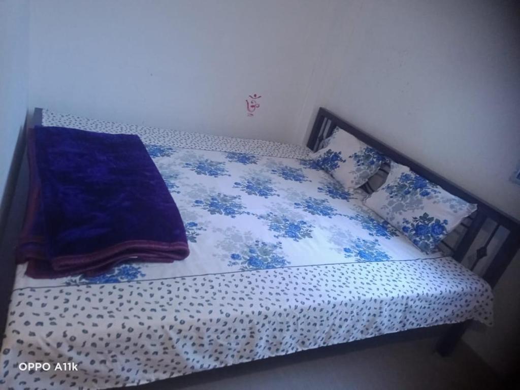 Кровать или кровати в номере Shruti Guest House