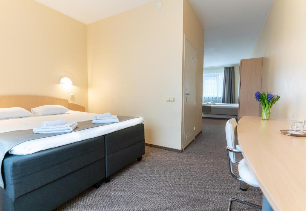 Postel nebo postele na pokoji v ubytování ARIBĖ Hotel Klaipėda, Free parking
