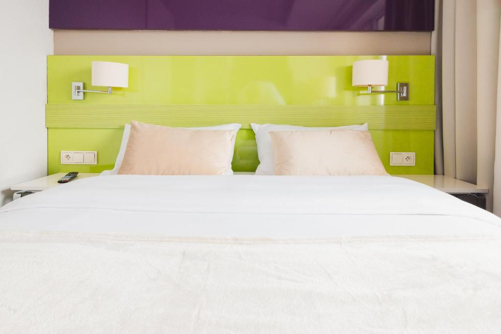 Posteľ alebo postele v izbe v ubytovaní METROPOL Hotel Katowice