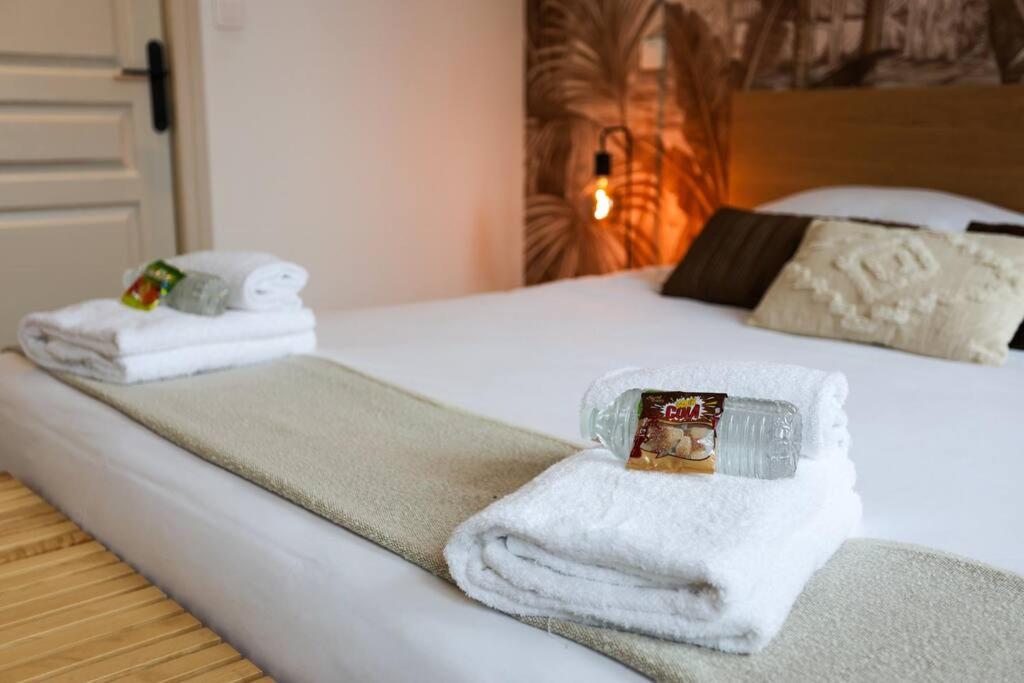 una camera da letto con un letto e asciugamani di Au 38, Charme et Confort dans notre T2 à Epernay a Épernay