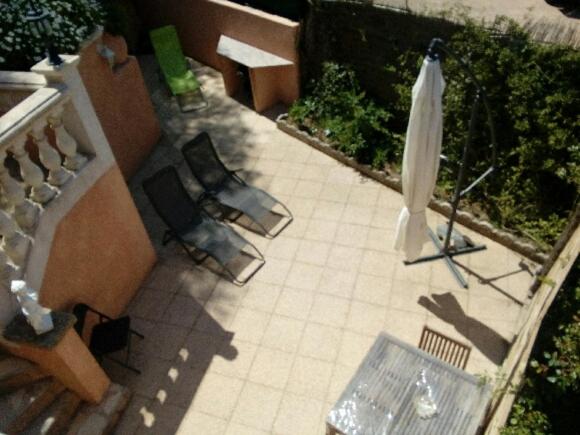 - un modèle de terrasse avec un parasol et des chaises dans l'établissement Chez Aldo, à Ajaccio