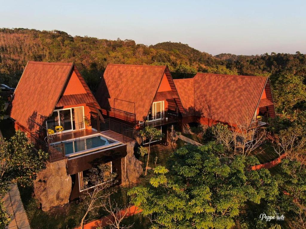 una vista aérea de una casa con techos naranjas en KAP KOROME VILLAGE RESORT en Koroth