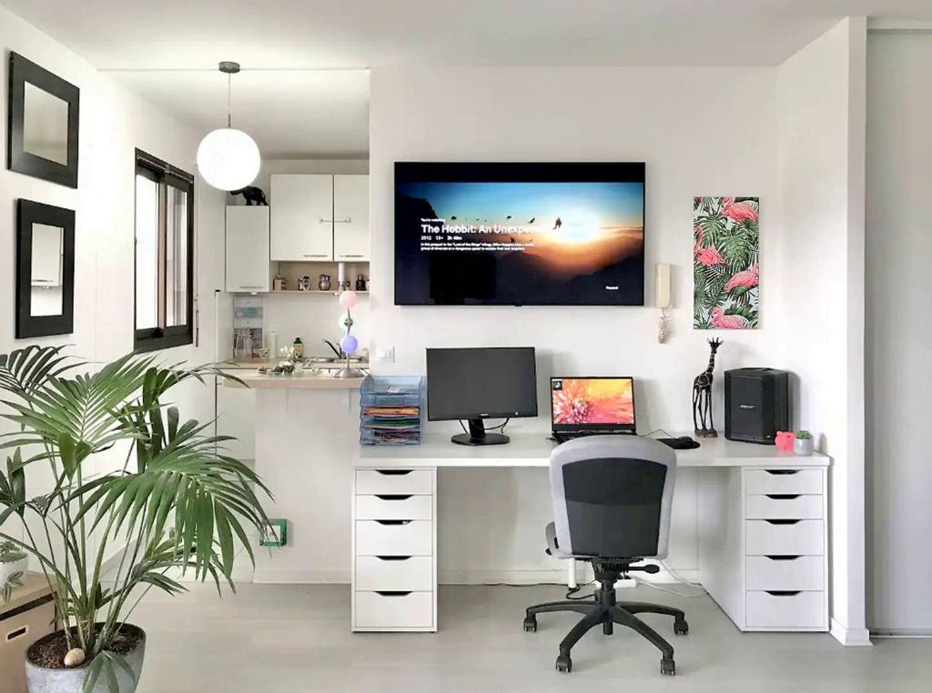 Cette chambre comprend un bureau avec un ordinateur et une chaise. dans l'établissement L'Artiste, à Soisy-sous-Montmorency