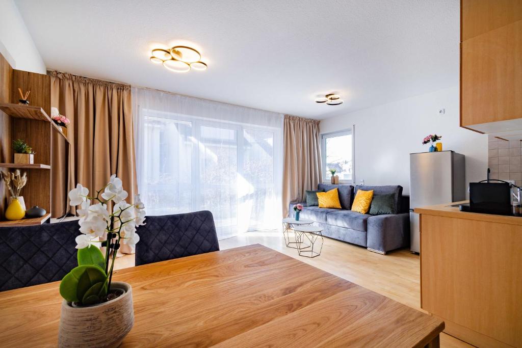 uma sala de estar com um sofá e uma mesa em Kim Fewo 3 em Emmendingen