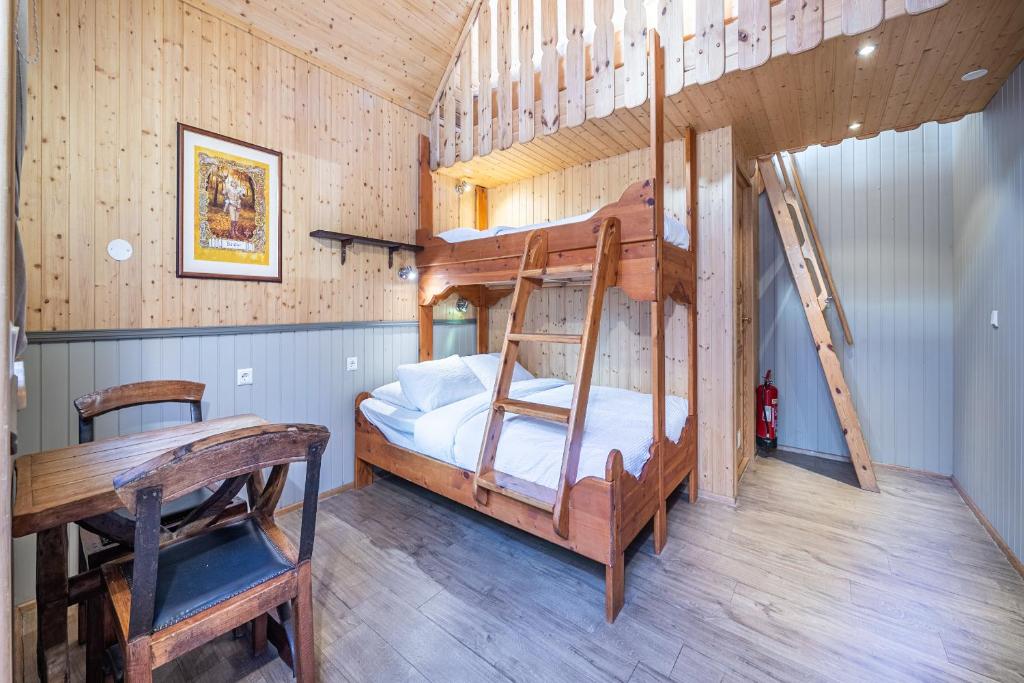 1 Schlafzimmer mit 2 Etagenbetten und einem Schreibtisch in der Unterkunft Hotel Viking in Hafnarfjördur