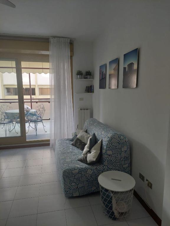 a living room with a couch and a table at Monolocale La Conchiglia in Sestri Levante