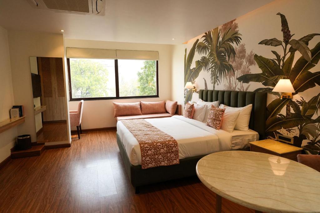 Postel nebo postele na pokoji v ubytování The LIV Hotel Jaipur A City Center Boutique Hotel & Experiential Hub
