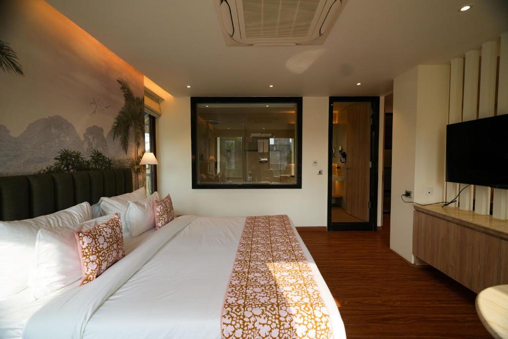 Postel nebo postele na pokoji v ubytování The LIV Hotel Jaipur A City Center Boutique Hotel & Experiential Hub
