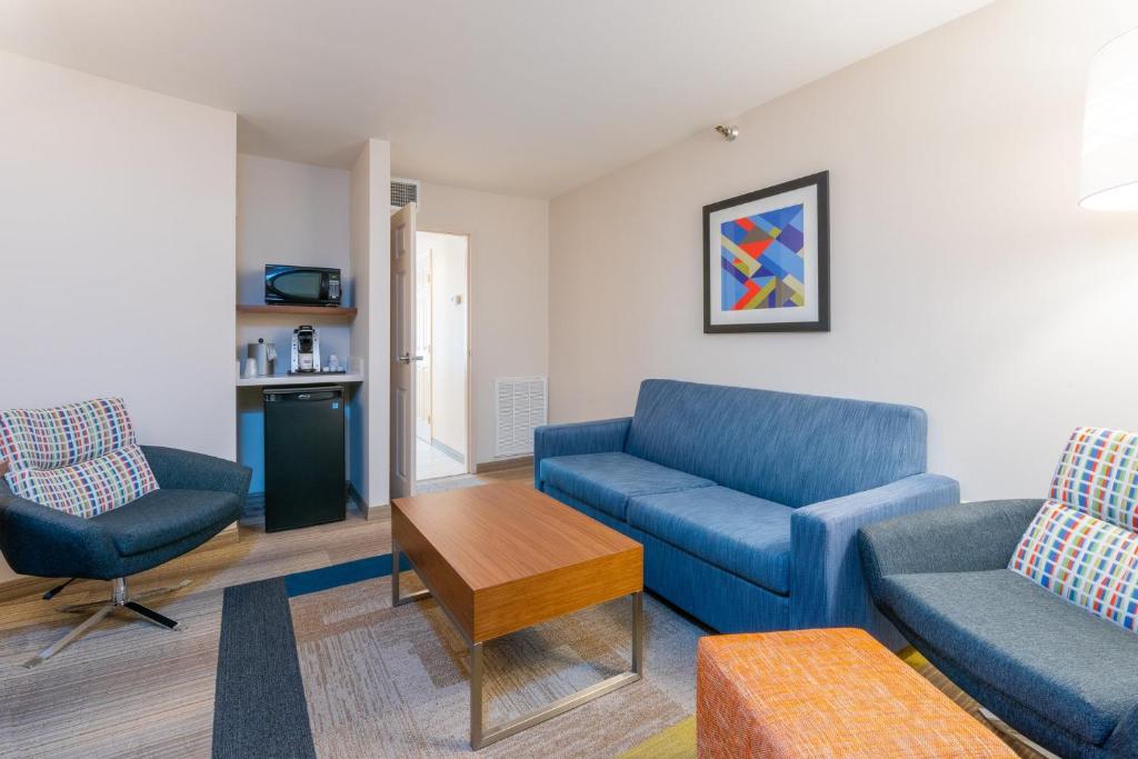Holiday Inn Express Hotel & Suites Bradenton West by IHG photo