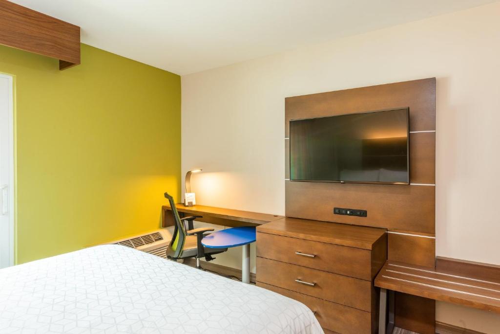 Holiday Inn Express Hotel & Suites Bradenton West by IHG photo