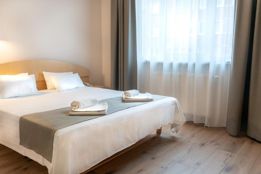 Postel nebo postele na pokoji v ubytování ARIBĖ Hotel Klaipėda, Free parking