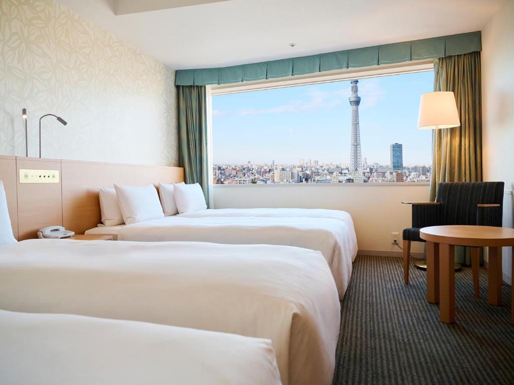 Postel nebo postele na pokoji v ubytování Tobu Hotel Levant Tokyo