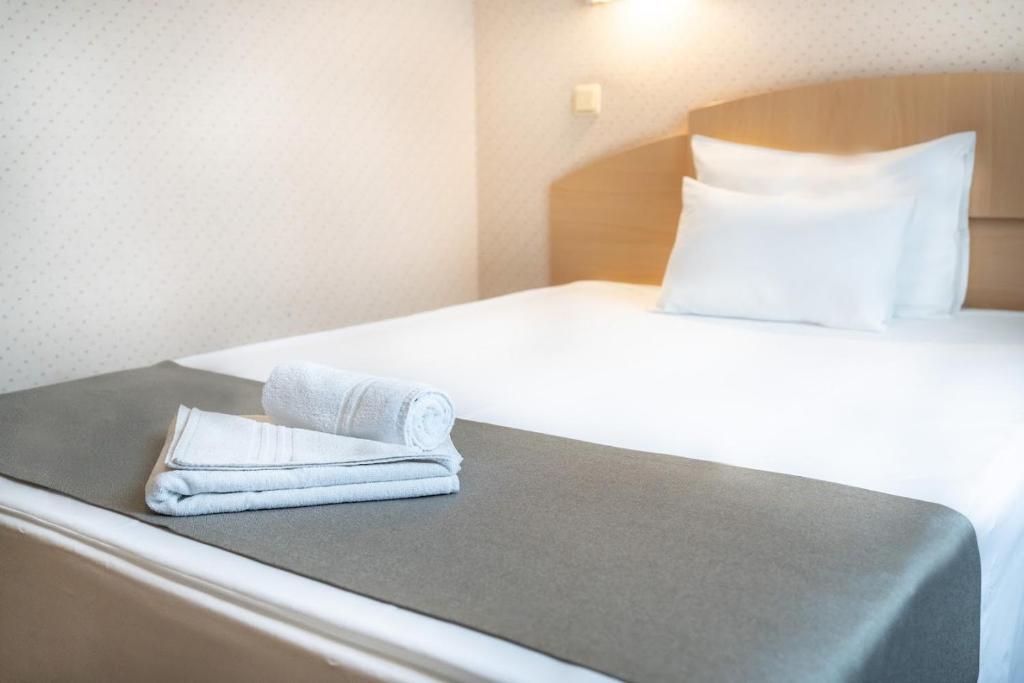 Postel nebo postele na pokoji v ubytování ARIBĖ Hotel Klaipėda, Free parking