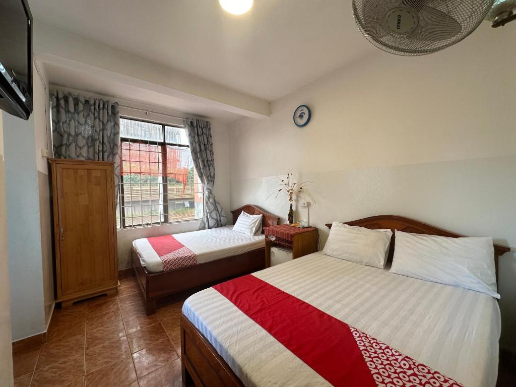 um quarto de hotel com duas camas e uma janela em OYO 1233 Yen Quyen Hotel em Da Lat