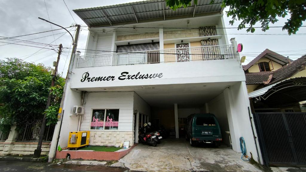 budynek z napisem "Ramen Exchange" w obiekcie Premier Exclusive Guesthouse w mieście Yogyakarta