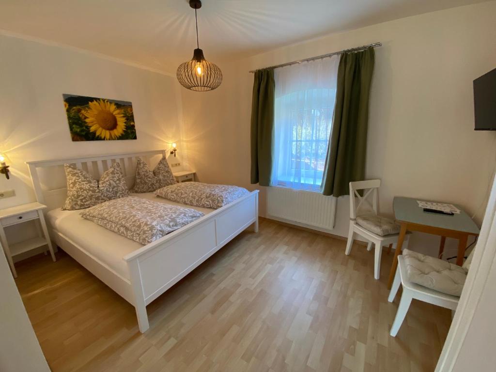 a small bedroom with a bed and a window at Frühstückspension Haus Ebersdorf in Leiben