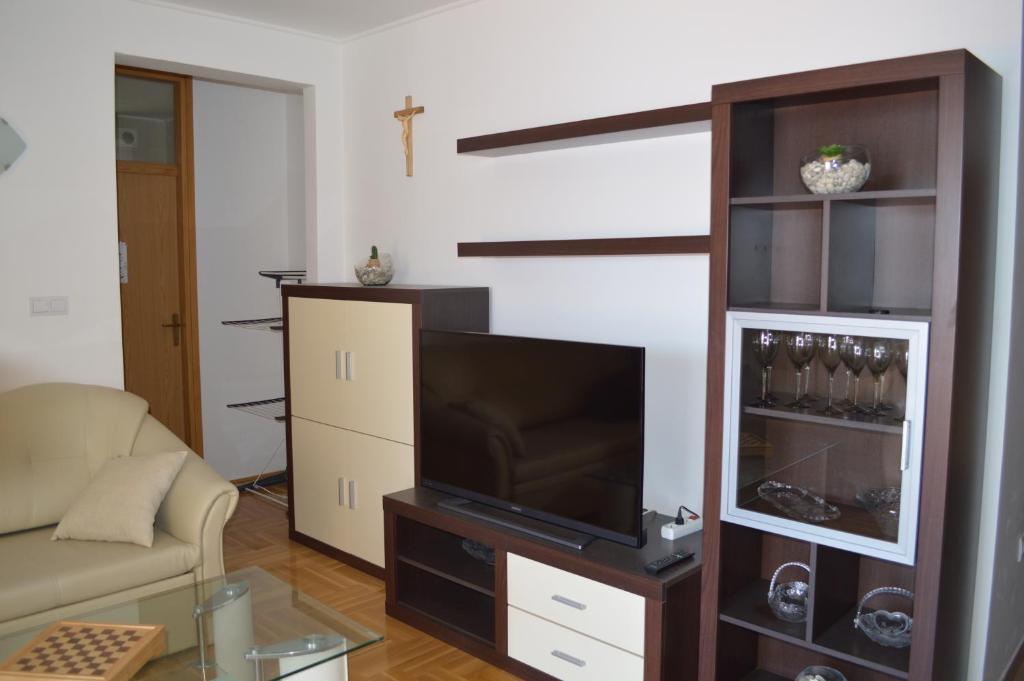 Televízia a/alebo spoločenská miestnosť v ubytovaní Apartment Quattro