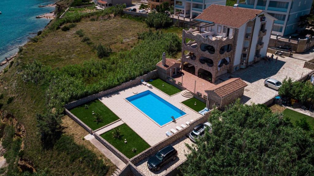 vista aerea di una casa con piscina di Pool Apartment Galeb a Pag