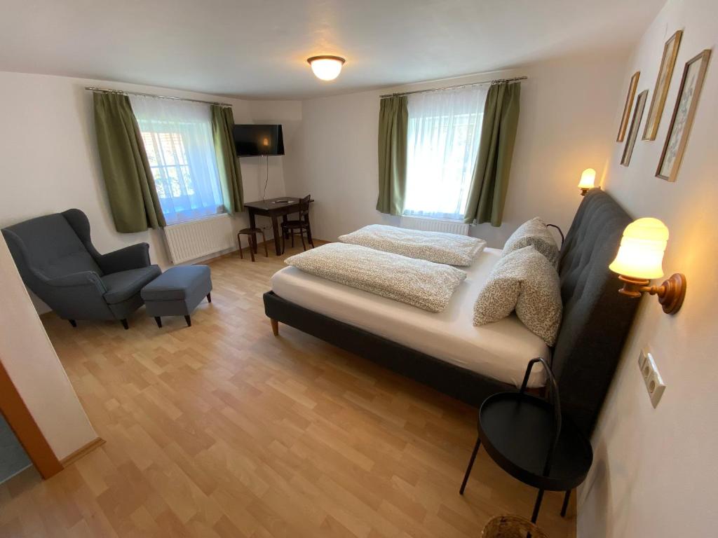 A bed or beds in a room at Frühstückspension Haus Ebersdorf