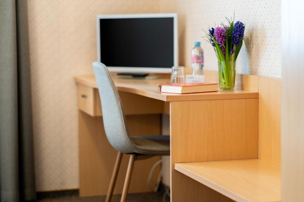 TV a/nebo společenská místnost v ubytování ARIBĖ Hotel Klaipėda, Free parking