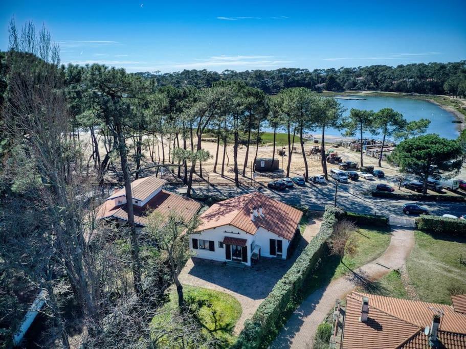 - une vue aérienne sur une maison et un lac dans l'établissement Villa Makila - 6 people. - 20m from Lake Hossegor, à Soorts-Hossegor