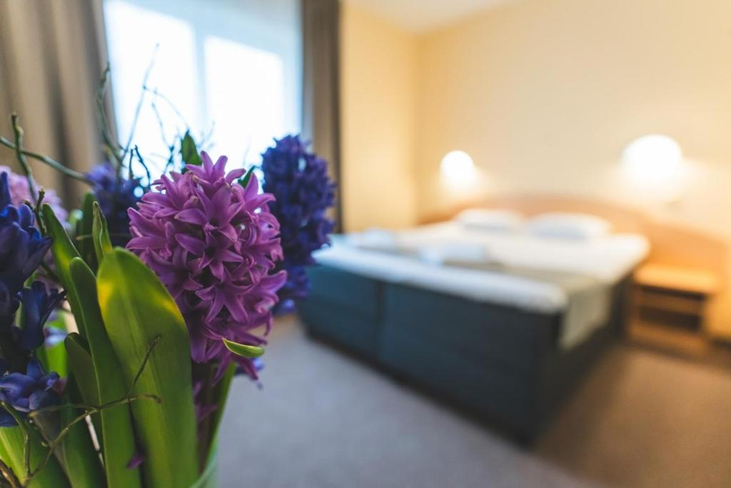Postel nebo postele na pokoji v ubytování ARIBĖ Hotel Klaipėda, Free parking