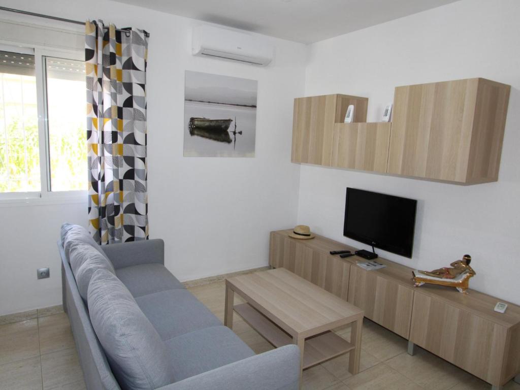 TV a/nebo společenská místnost v ubytování Casa cerca del mar con piscina privada, wifi, aire opcional, mascotas bienvenidas, playa para perros. - ES-184-55