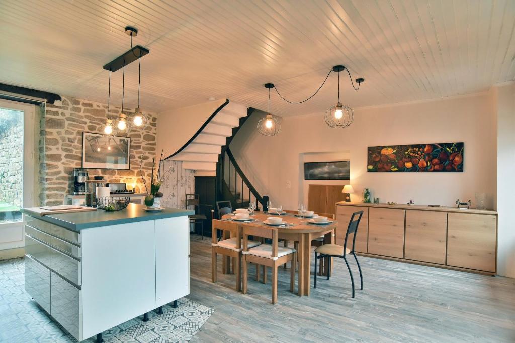 Villa Mi-Syl- Jolie maison en pierre à Quévert, Quévert (updated prices ...