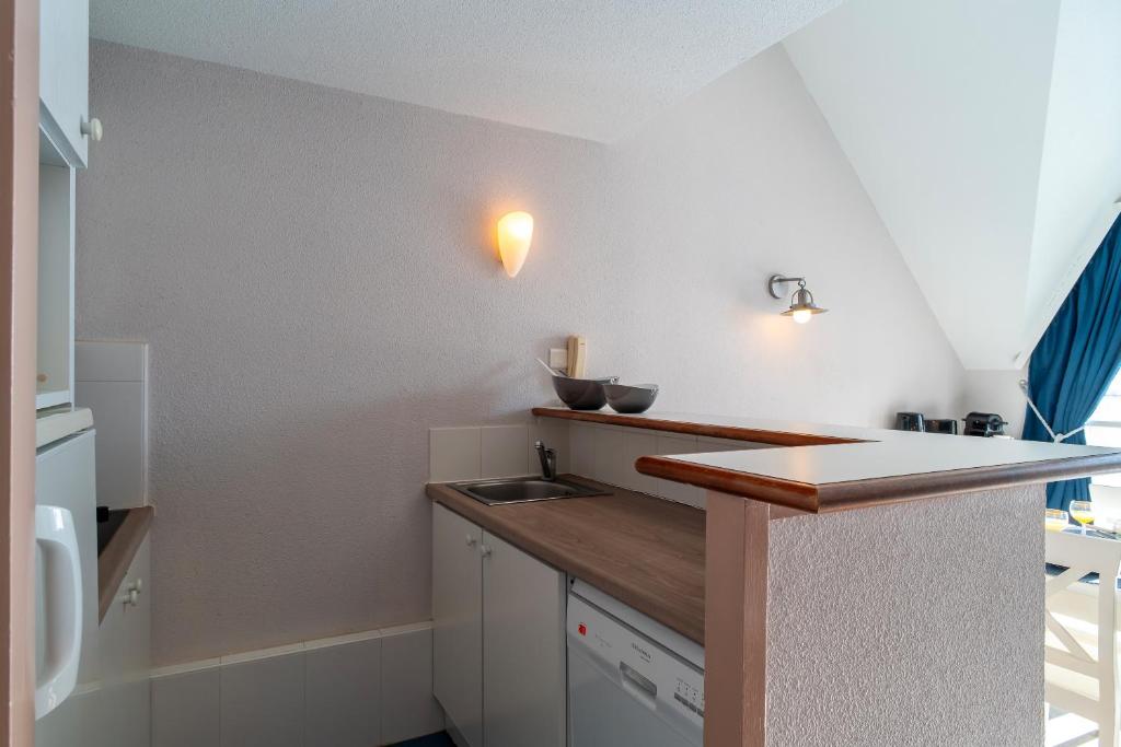 Kuchyň nebo kuchyňský kout v ubytování Les Glénans - Duplex vue mer proche plage