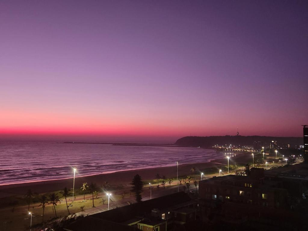 uitzicht op het strand in de nacht bij Ocean view @ 10 south in Durban