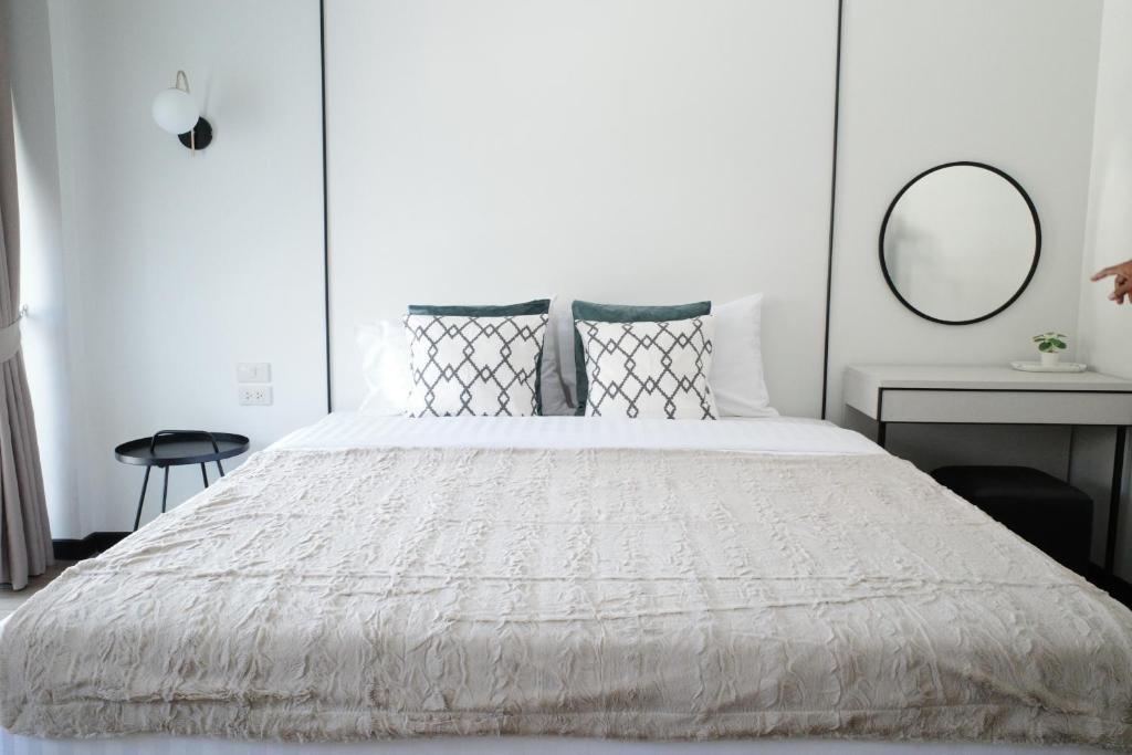 Ban Phala的住宿－VIYA Residence，卧室配有一张带镜子的白色大床