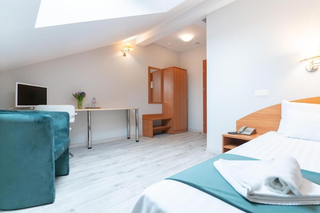 TV a/nebo společenská místnost v ubytování ARIBĖ Hotel Klaipėda, Free parking