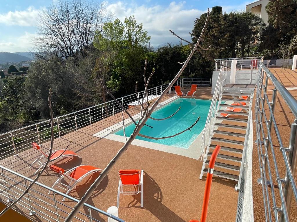 - une piscine sur la terrasse d'une maison dans l'établissement New 1BR AC villa Private Pool Mountain View, à Cagnes-sur-Mer